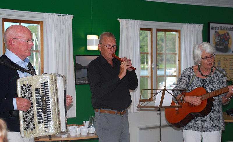 Barbro och Göte deltog i sången…